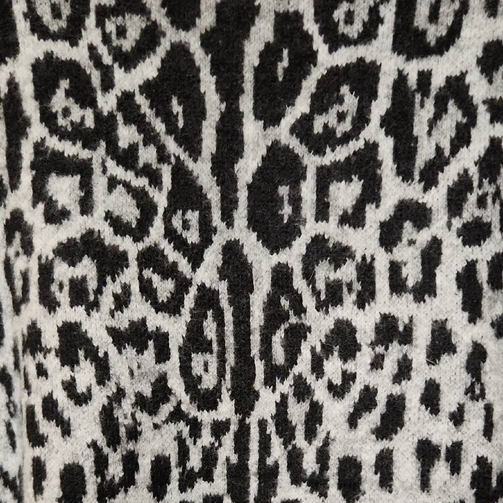 NEW Truth by Republic Leopard Print Sweater - Black and Gray Size XL - Picture 3 of 10